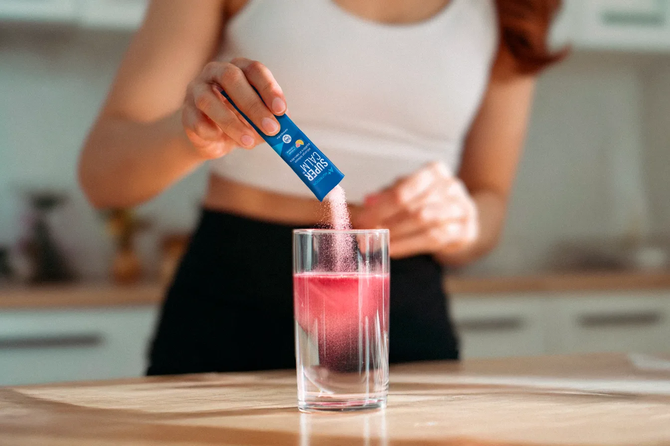 Sachet SuperCalm versé dans un verre